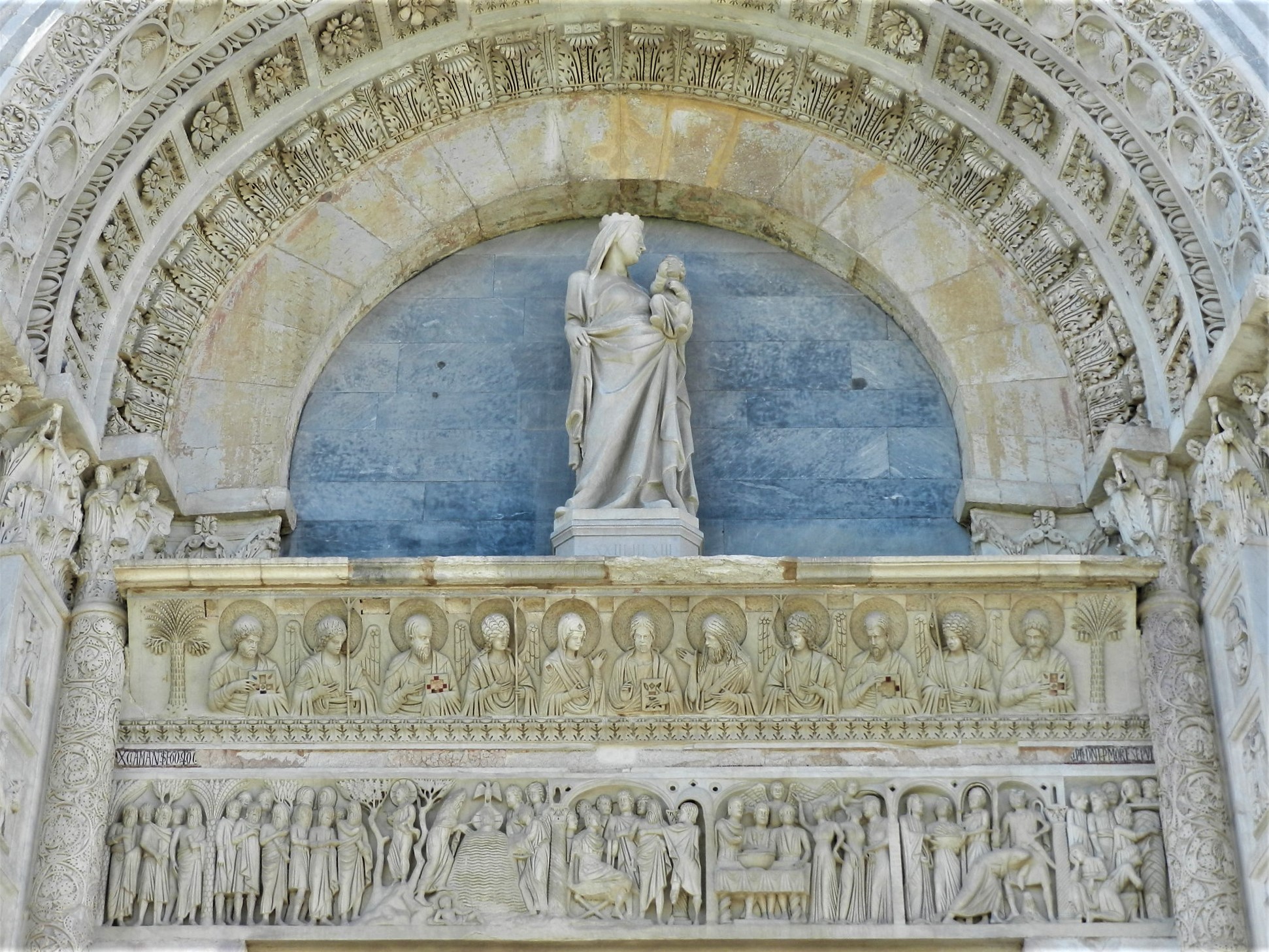 Baptysterium Piza, Plac cudów, główne wejście