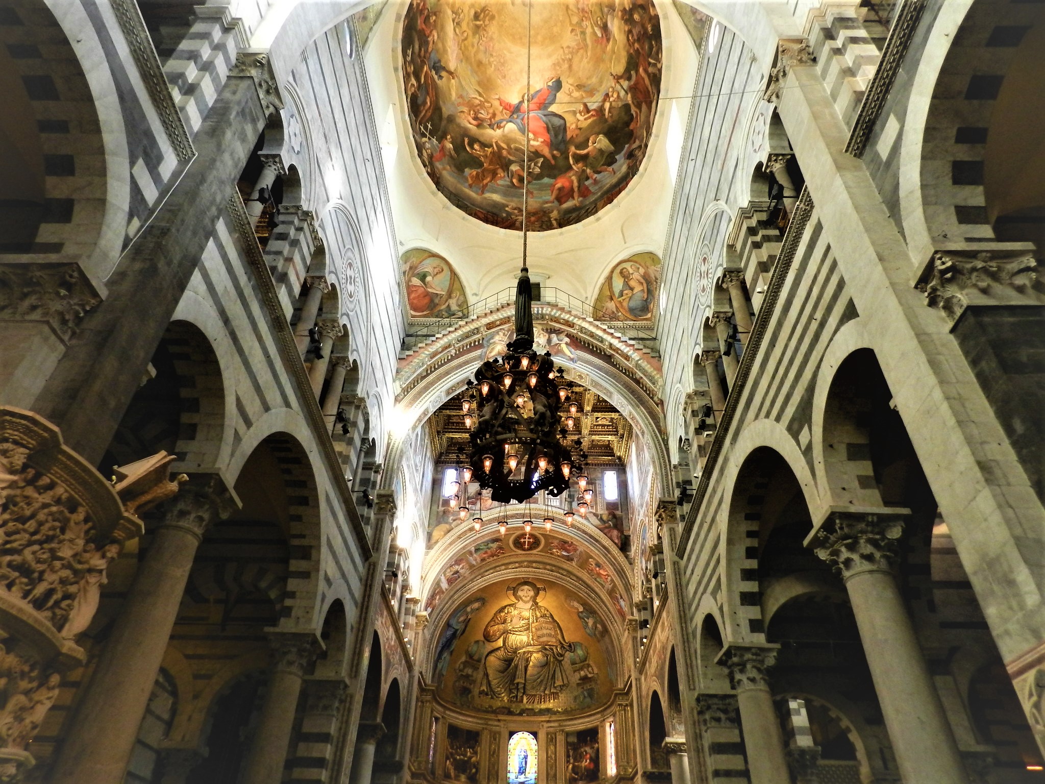 Katedra Piza, Plac Cudów, wnętrze, widok nawy głównej