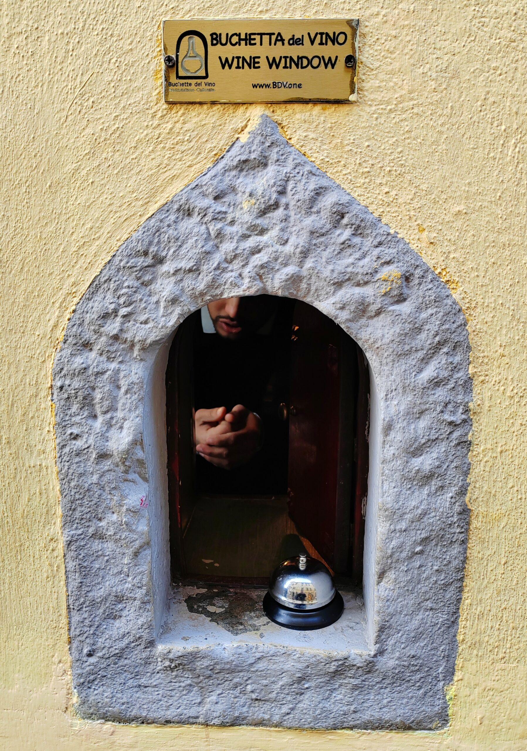 okienko na wino czynne z plakietka