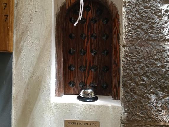 Fałszywe okienko na wino