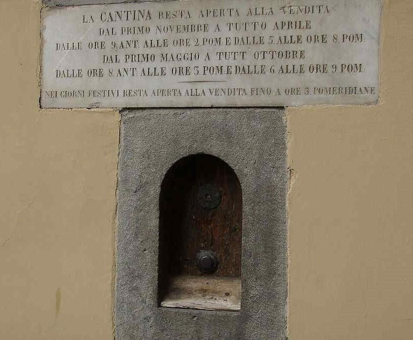 okienko na wino z fodzinami otwarcia