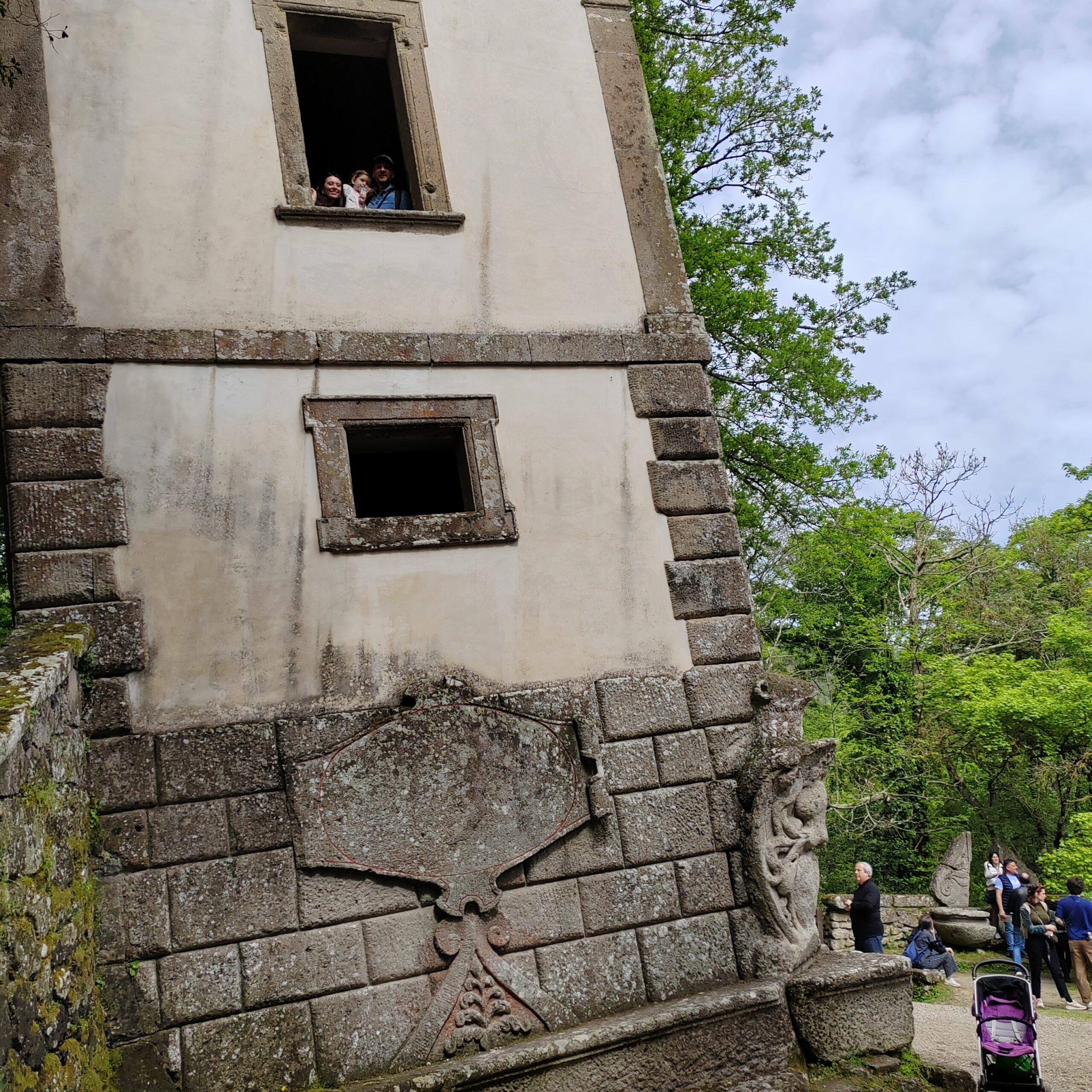 park w bomarzo krzywy dom
